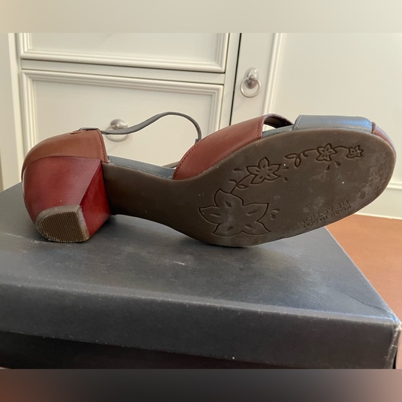 Kenneth Cole Reaction U Cube t-strap shoe size 10- grey and brown leather- NWT - Picture 8 of 9